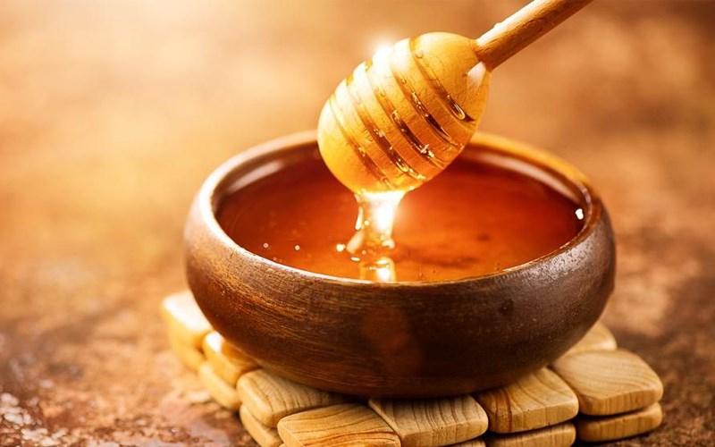 Lắc đều mật ong và quan sát