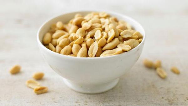 Lạc ở dạng hạt hoặc bơ lạc tự nhiên có thể làm giảm nguy cơ bị sỏi túi mật trong cơ thể.