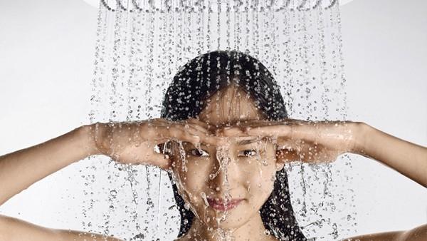 Làm sạch cơ thể trước khi gội đầu.