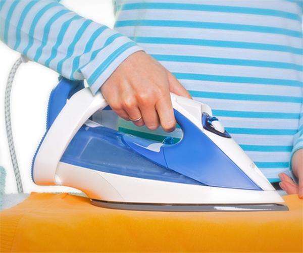 Làm sạch mặt bàn ủi bằng nước rửa chén