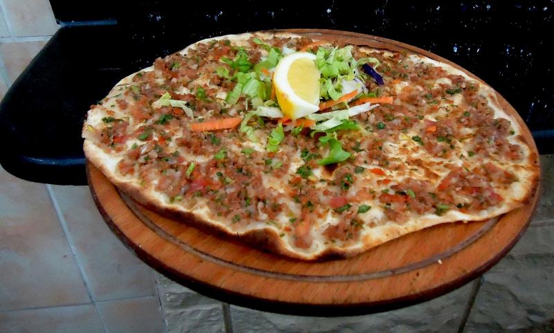 Lamacun là món ăn biến thể từ Pizza để phù hợp với khẩu vị người Thổ Nhĩ Kỳ hơn.