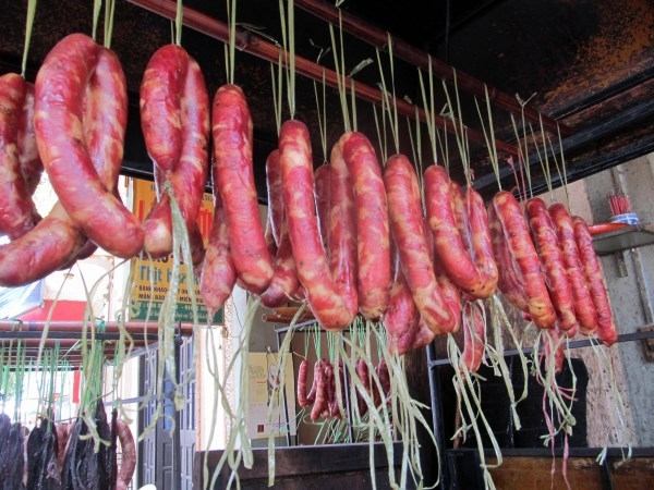 Lạp xưởng Cao Bằng có hương vị đậm đà của thịt nạc vai, các loại gia vị, quả mác mật, gừng đá, vỏ lòng non