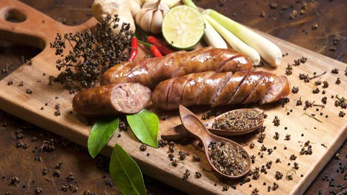 Trên bàn tiệc ngày Tết luôn có món lạp xưởng để người thân hay khách khứa nhâm nhi cùng với rượu.