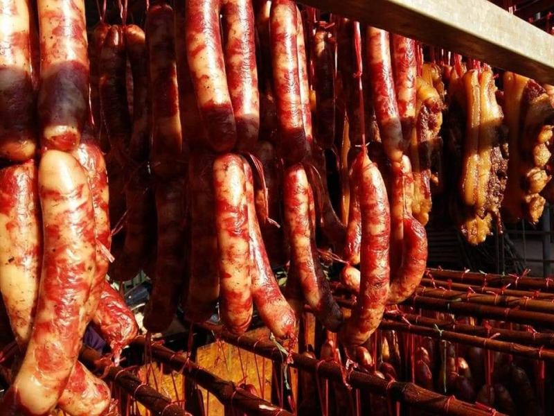 Lạp xưởng gác bếp