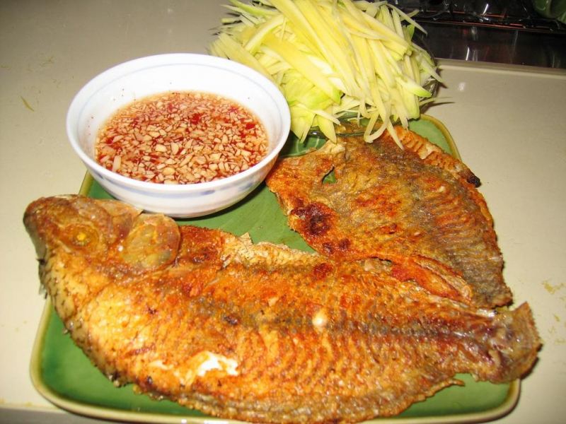 Nên tránh lật cá khi ăn