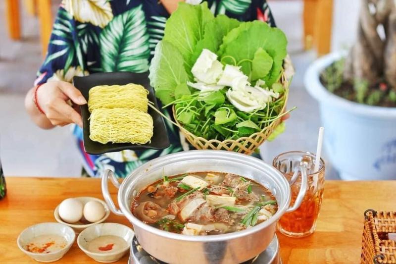 Lẩu bò ba toa Bà Ròm