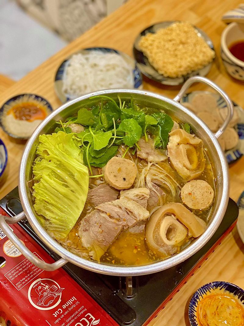Lẩu bò Nhà Gỗ