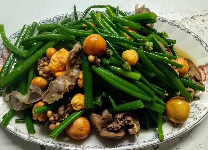 Lẩu Gà Lá É cô Ba