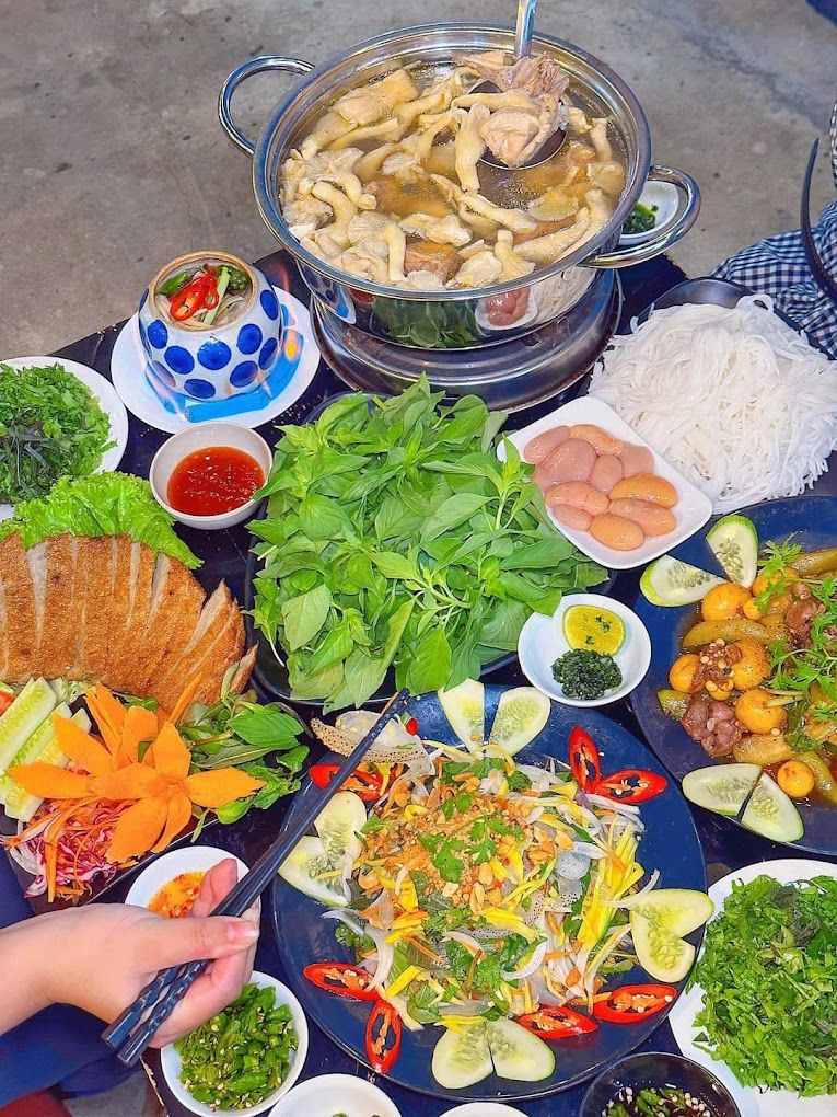 Lẩu Gà Lá É Trại Gà Phú Yên