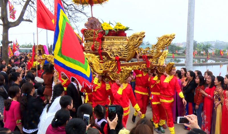 Tháng Hai cùng mẹ đi hội làng (Hình minh hoạ)