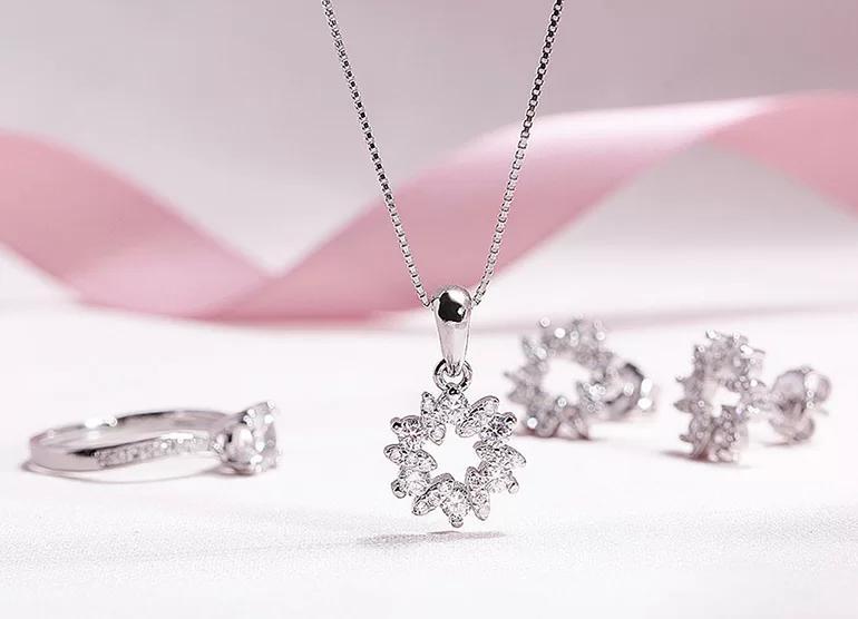 Trang sức bằng bạc là quà không nên tặng 8/3.