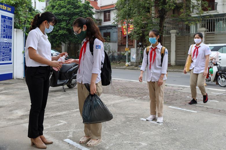 Học sinh được trang bị đầy đủ, đảm bảo an toàn khi đi học trở lại. (Ảnh: vnexpress)