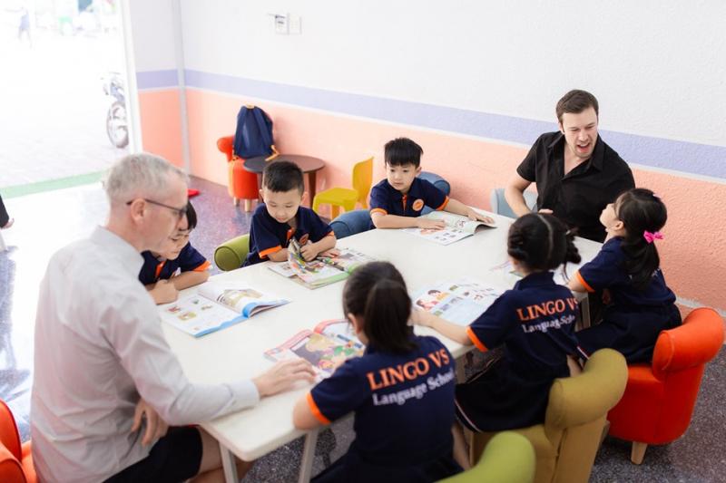 Cơ sở vật chất lớp học, thiết bị điện tử được trang bị đầy đủ, hỗ trợ đến mức tối đa giúp học sinh tiếp thu nhanh