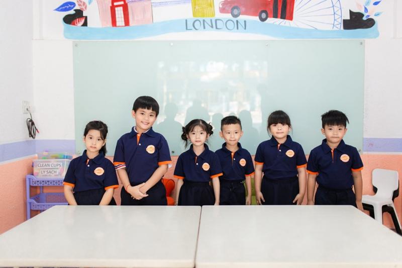 Mỗi lớp chỉ từ 6 đến 8 học sinh, nhờ vậy các thầy cô có thể theo sát các con, chỉ dạy những điều nhỏ nhất.