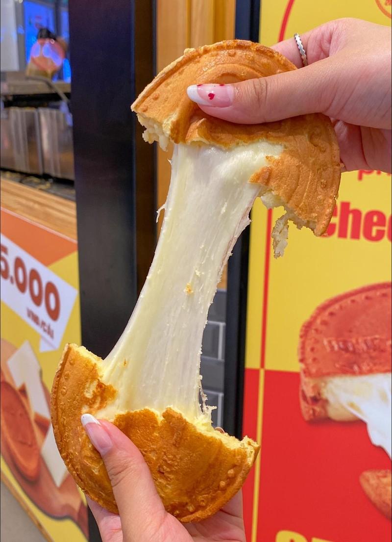 Bánh đồng xu phô mai tại Lotte Mall Tây Hồ