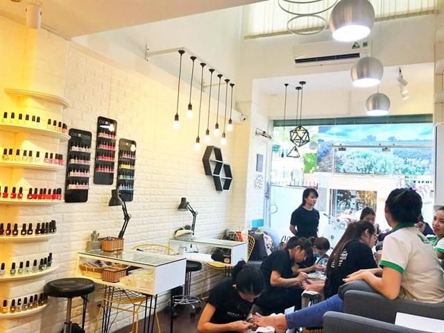 Mặt tiền không cần quá rộng, dựa vào mục tiêu kinh doanh của bạn, khi mở rộng có thể đảm bảo không gian cho 4-5 nhân sự làm việc cùng lúc là phù hợp.