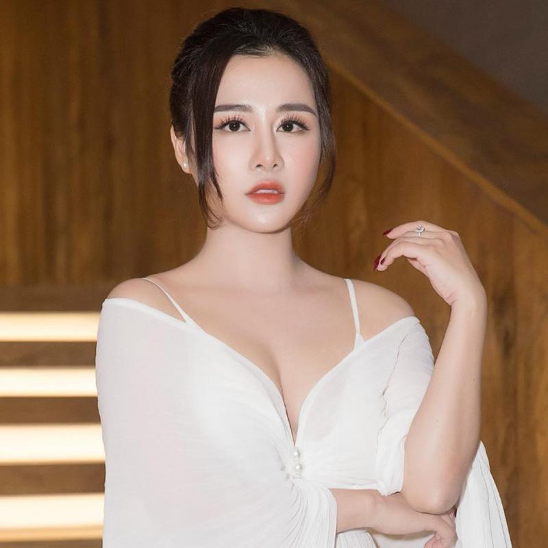 Vẻ đẹp trong sáng, đôi mắt trầm buồn luôn thu hút người đối diện của Linh Lan