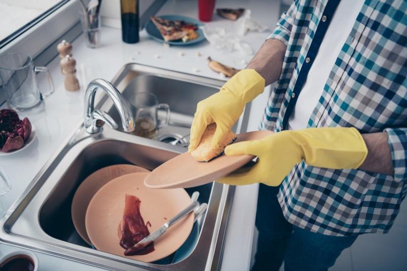 Găng tay sẽ giúp bảo vệ đôi tay bạn khỏi hóa chất