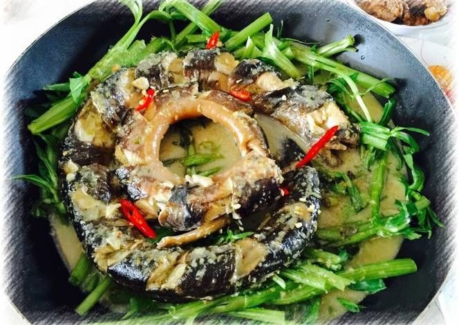 Lươn um rau ngổ