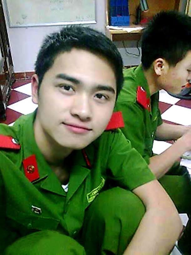 Ngoài mặc quân phục ra chàng trai này còn có tài vẽ tranh thủy mạc rất đẹp
