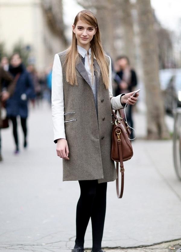 Kết hợp của áo phông sáng bên trong và cardigan dáng dài bên ngoài