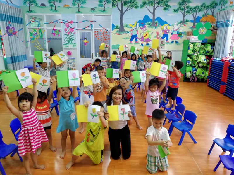 Chương trình học mỗi ngày đều được các cô soạn thảo và chuẩn bị kĩ lưỡng, đạt chuẩn bộ giáo dục.  ﻿
