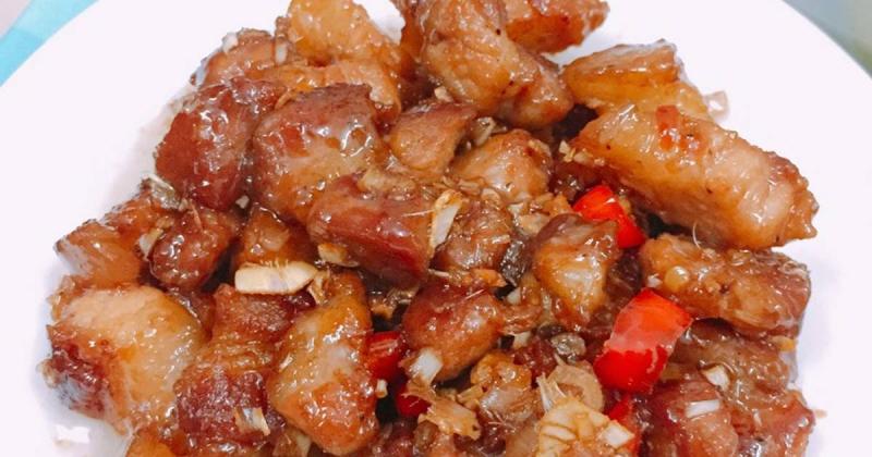 Mắm ruốc xào thịt từ lâu đã trở thành món thường xuất hiện trong bữa ăn gia đình