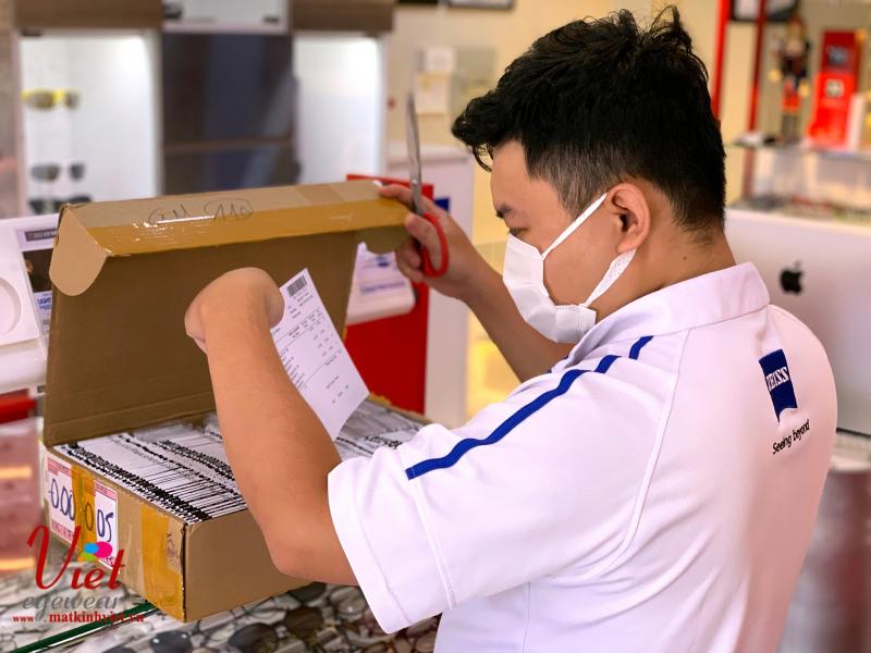 Mắt kính Việt