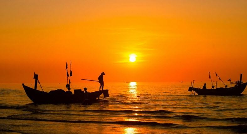 Đoàn thuyền đánh cá rẽ màn sương bạc ra khơi