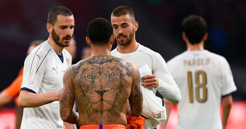 Depay xăm hình Sư tử kín lưng