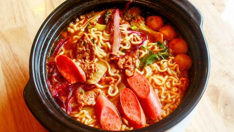 Tô mì cay Sasin tại quán