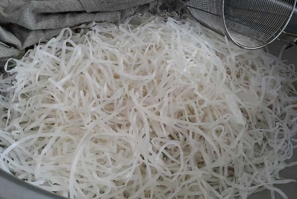 Sợi mì khô rất giống sợi phở nhưng ngon hơn luôn đấy.