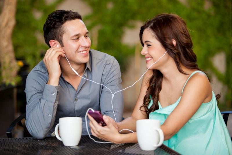 Người phụ nữ luôn vui vẻ thường sẽ hấp dẫn hơn trong mắt đàn ông