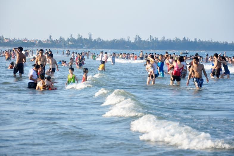 Những con sóng tinh nghịch ấy làm cho chúng em say mê nô đùa không biết chán