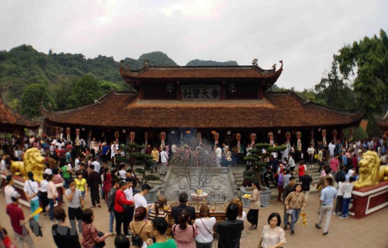 hình ảnh mọi người đi chùa