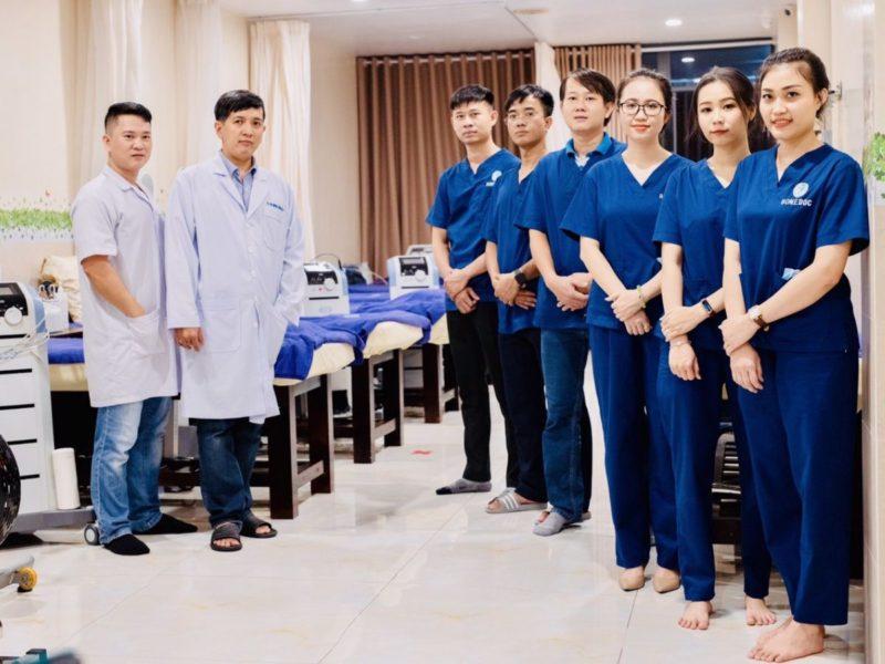 Đội ngũ bác sĩ, nhân viên tại phòng khám