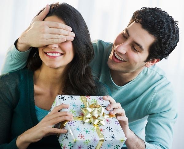 Bạn đừng quên mua quà tặng nàng nhé