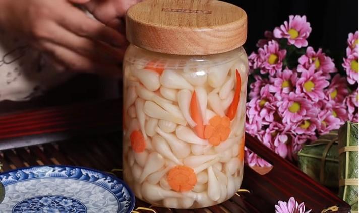 Mùi măng khô, củ kiệu