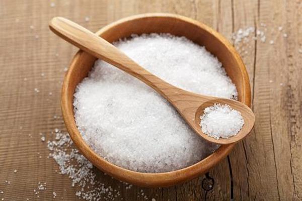 Súc miệng bằng nước ấm pha muối