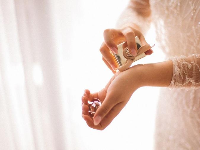 Nên xịt nước hoa lên cơ thể khi thử mùi
