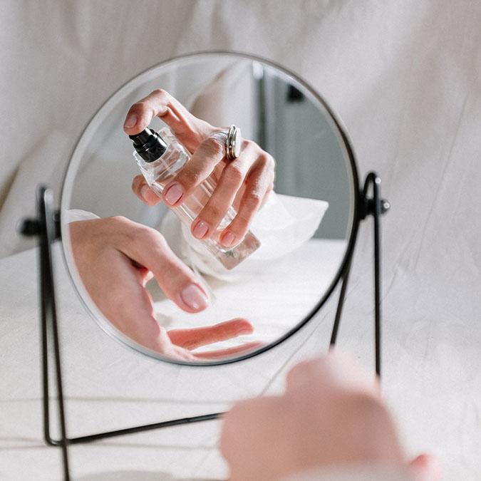 Xịt nước hoa lên các vị trí có động mạch để lưu hương tốt hơn