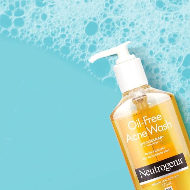 Sữa rửa mặt Neutrogena Oil-Free Acne Wash