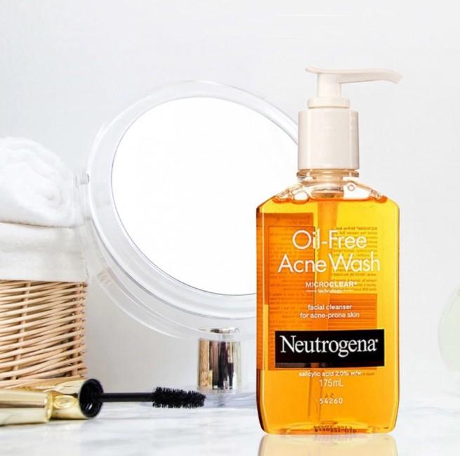 Sữa rửa mặt Neutrogena Oil-Free Acne Wash
