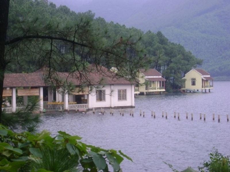 Dãy nhà nổi khu du lịch sinh thái Khe Thờ - Trại Tiểu