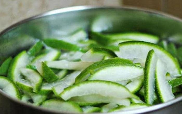 Nấu dầu gội thảo dược cô đặc từ vỏ bưởi