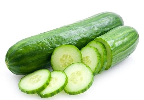Ngậm dưa chuột thay ti giả