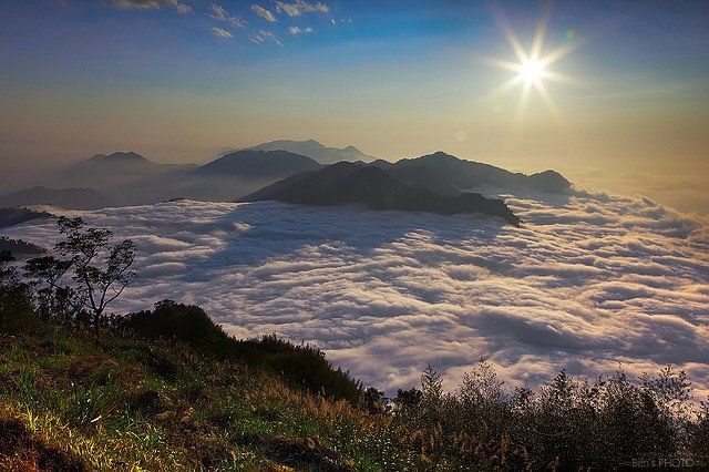 Ngắm hoàng hôn trên hai ngọn núi đẹp tựa bồng lai