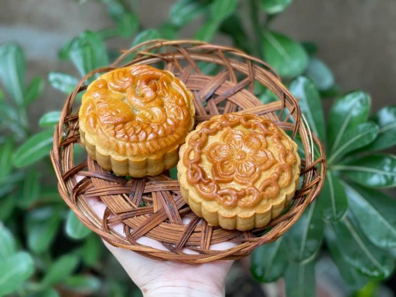 Bánh được làm rất tỉ mỉ từ nhào bột, nặn bánh, vo nhân, tới khi nướng
