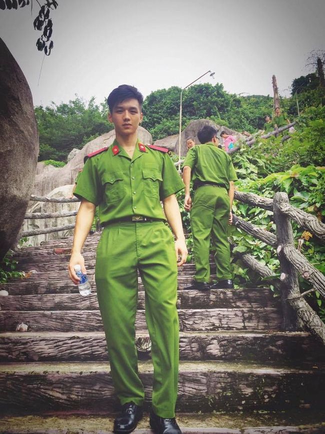 Dũng trong trang phục công an