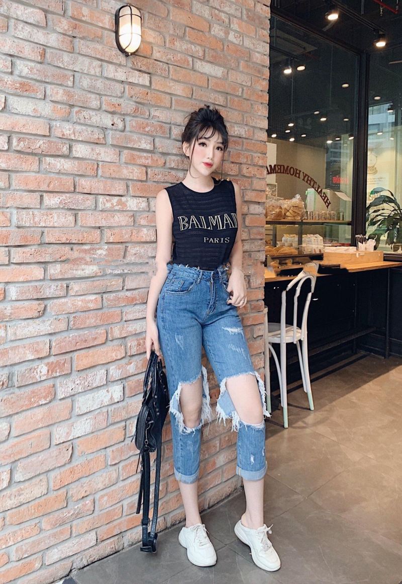 Không nên mặc trang phục rách, cắt xẻ quá sâu hay xuyên thấu trong đám cưới